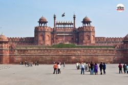लाल किले की सुरक्षा में बड़ी लापरवाही, जबरन घुसने की कोशिश में पांच बांग्लादेशी
गिरफ्तार - image