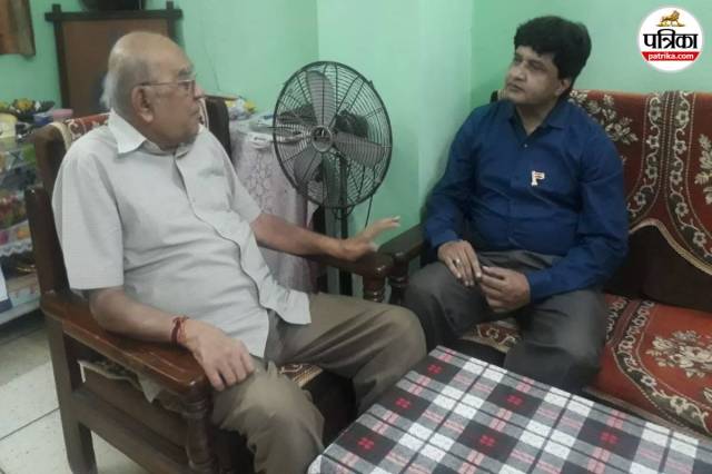 Journalist M I Zahir talking to Kailash Joshi, son of freedom fighter Harish Joshi. Photo: Chinmay Joshi