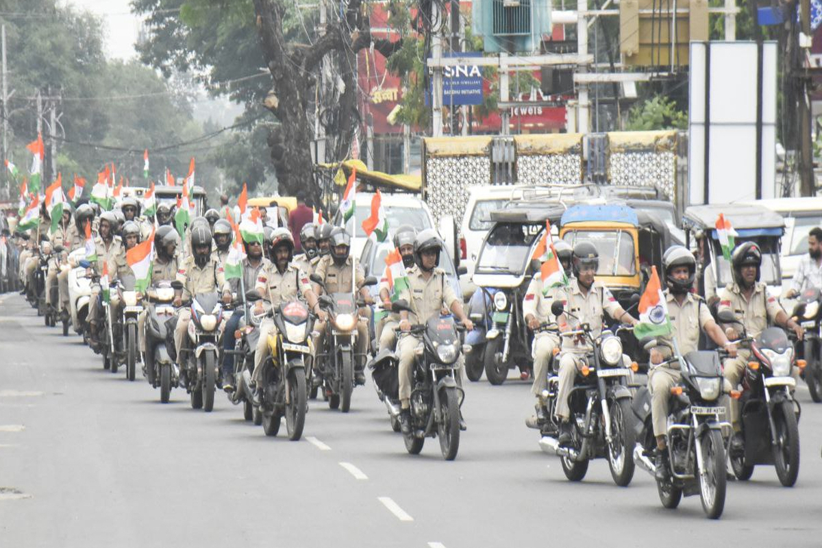 भोपाल@हर घर तिरंगा अभियान के अंतर्गत आज भोपाल पुलिस ने एमवीएम ग्राउंड से तिरंगा
यात्रा निकाली । तिरंगा यात्रा शहर के प्रमुख मार्गो से होते हुए निकली । फोटो
सुभाष ठाकुर