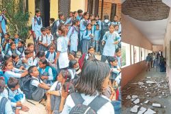 Tonk: अब महात्मा गांधी स्कूल की छत से गिरा प्लास्टर तो मच गया हड़कंप, अफरा-तफरी
में बाहर भागे बच्चे - image