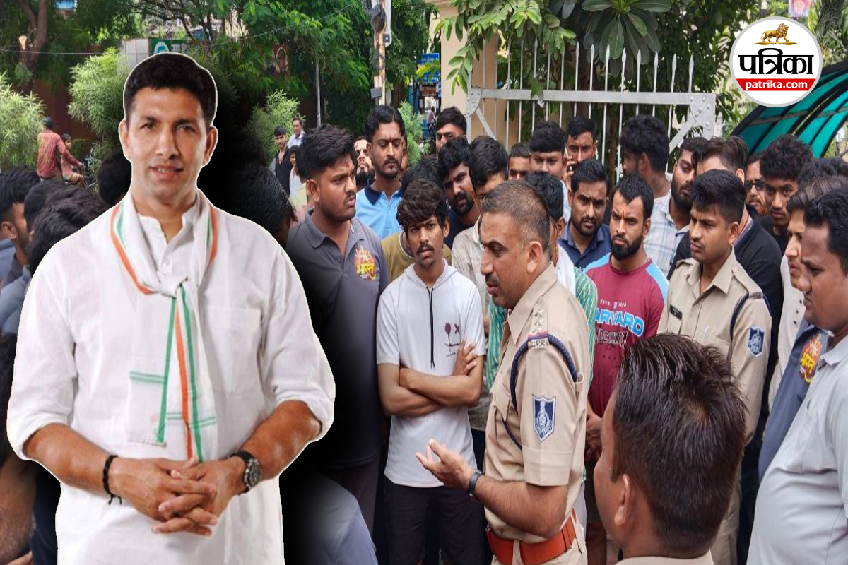 Major accident in Burhanpur falling of Ganesh idol