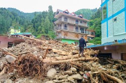 मूसलाधार बारिश से मंडी में आई बाढ़ से जनजीवन अस्त-व्यस्त: 300 से ज्यादा सड़कें
अवरुद्ध, स्कूलें बंद - image