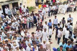 राजस्थान में यहां डीएपी खाद के लिए मारामारी, धक्का-मुक्की में एक किसान का टूटा
हाथ, दो महिलाएं हुई बेहोश - image