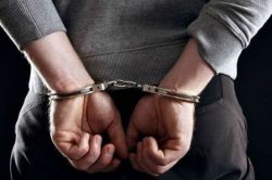Cyber Fraud: फिल्में बनाते-बनाते गलत धंधे में उतर गया मराठी प्रोड्यूसर, दिल्ली
पुलिस ने पुणे से किया गिरफ्तार - image