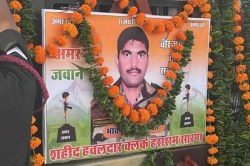 सैन्य सम्मान के साथ दी शहीद को अंतिम विदाई, 10 वर्षीय बेटे ने दी मुखाग्नि; गूंजे
‘हराराम सारण अमर रहे’ के नारे - image