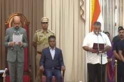 Minister Rajesh Agrawal: 8 साल पहले भाजपा का थामा दामन, पूर्व डिप्टी CM को हराकर
बने विधायक, अब मंत्री, जानिए राजेश अग्रवाल का राजनैतिक सफर… - image