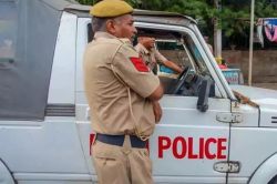 फोन छिना तो युवती ने खुद किया पुलिस का काम, बाइक से तलाश कर दो लड़कों को दबोचा - image