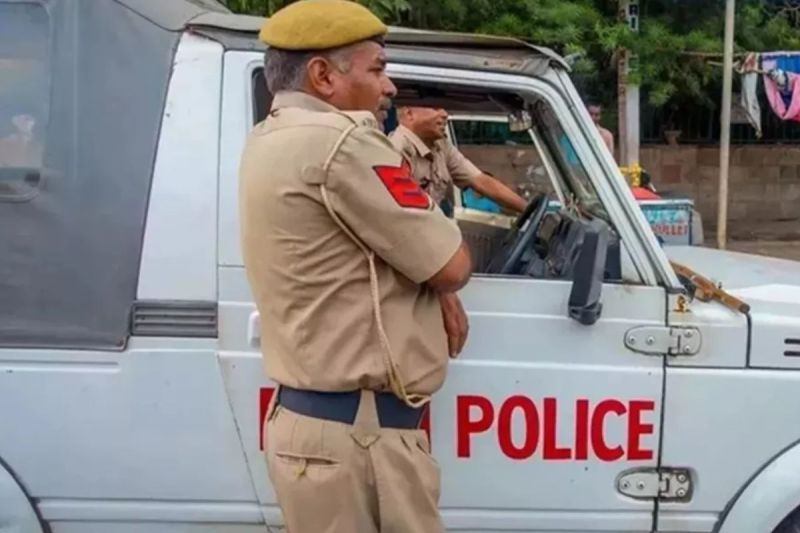 Delhi Crime girl caught mobile thief hand over to police in Delhi