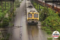 Mumbai Rains: बारिश से बेहाल हुई मुंबई, तीनों लाइनों पर लोकल ट्रेनें ठप, रेलवे
ने शुरू की शटल सेवा - image