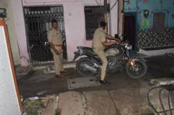 घर के कमरे में जमीन पर पड़ा मिला महिला का शव, चेहरे व सिर पर चोट के निशान मिले,
परिचित पर हत्या करने का संदेह - image