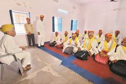 Rajasthan: 65 साल के छात्र… 85 साल के गुरुजी, क्लासरूम में भावुक पल देख अचरज में
पड़े बच्चे - image
