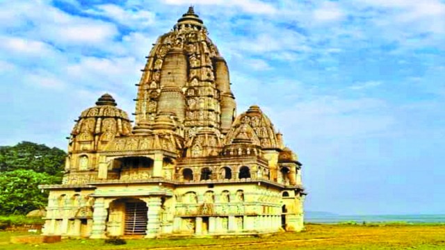 ओना कोना स्थित शिव मंदिर व यहां की खूबसूरती पर्यटकों को अपनी ओर खीच लेती है। यहां ऊंचे पहाड़ गंगरेल जलाशय का किनारा, लबालब भरे जलाशय इसकी खूबसूरती बढ़ाती है। फिल्मों की शूटिंग के लिए भी खास जगह है।
