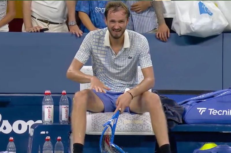 रूस के टेनिस खिलाड़ी डेनियल मेदवेदेव ने हार के बाद तोड़ दी अपनी रैकेट (फोटो- US Open)