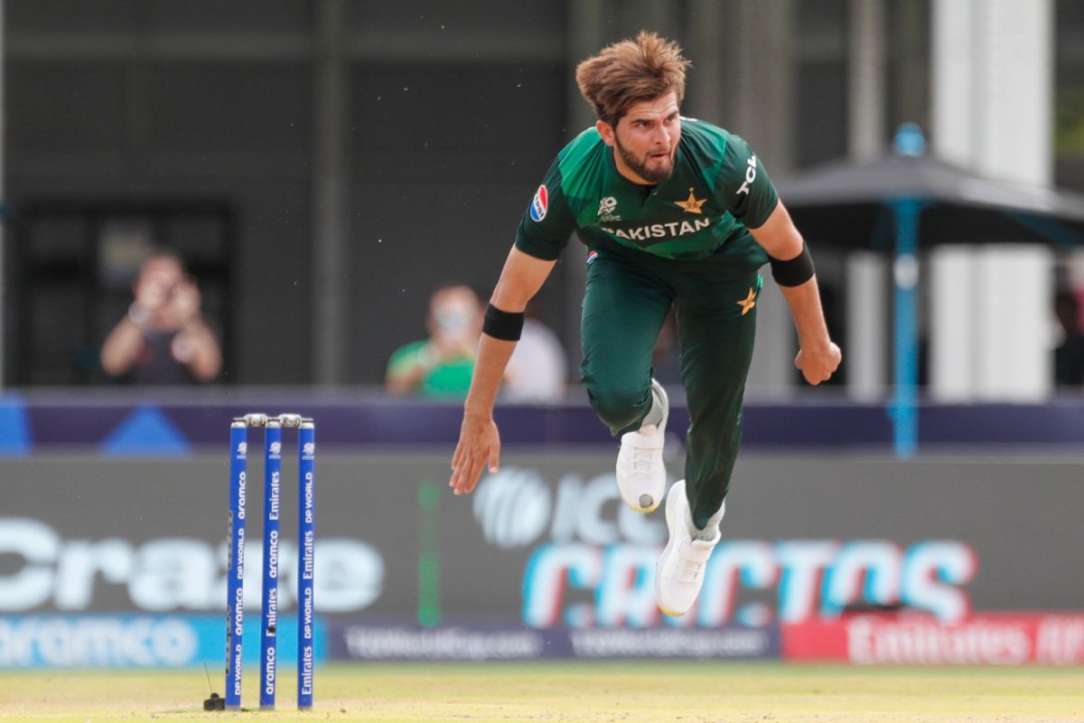 शाहीन अफरीदी गेंदबाजी के दौरान