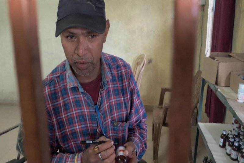 Peon distribute medicine