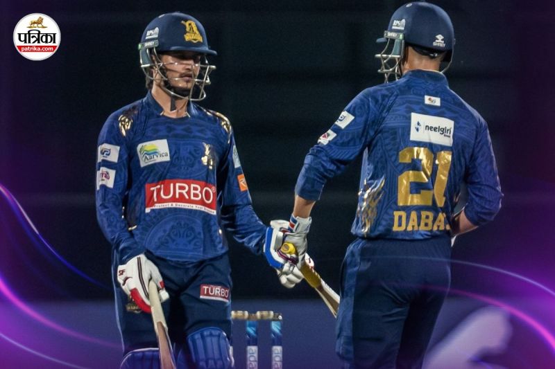आउटर दिल्ली वॉरियर्स के बल्लेबाज प्रियांस आर्य और केशव डबास। (फोटो सोर्स: IANS)