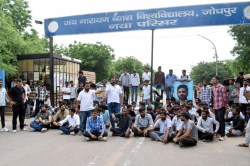 Jodhpur News: जर्जर हालत में JNVU न्यू कैंपस के हॉस्टल, गुस्साए छात्रों का
प्रदर्शन - image