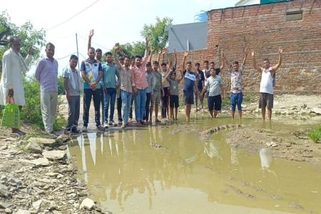सड़क पर कीचड़ व पानी की समस्या पर ग्रामीणों किया विरोध प्रदर्शन