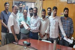 बारिश के खेतों में कीचड़, सांप और ‘एप’ की खामियां : पटवारियों ने गिरदावरी में
सुरक्षा और तकनीकी सुधार की उठाई मांग - image