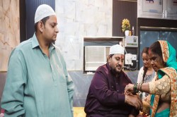 RakshaBandhan: धर्म से परे रक्षाबंधन: 35 साल से हिंदू बहनें बांध रही हैं मुस्लिम
भाई को राखी - image