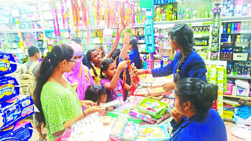 शनिवार को श्रावण मास का अंतिम दिन है और रक्षाबंधन पर्व भी है। रक्षाबंधन को लेकर बहनों और भाइयों में उल्लास है। बाजार में खरीदारी के लिए बहनों की भीड़ उमड़ रही है।