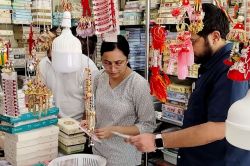 Raksha Bandhan 2025: जयपुर के ये राखी मार्केट्स हैं सबसे फेमस, जहां मिलती हैं
कस्टमाइज्ड और इको-फ्रेंडली राखियां - image