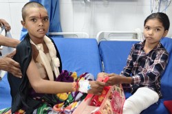 Raksha Bandhan 2025: भाई के हाथ और बहन के पैर में फ्रैक्चर, फिर भी नहीं छूटी
राखी की डोर, अस्पताल में मनाया रक्षाबंधन - image