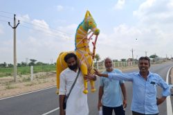 Ramdevra Mela 2025: बाबा ने की मनोकामएं पूरी तो 25 किलो वजन का घोड़ा बनाकर पैदल
रवाना हुआ श्रद्धालु - image