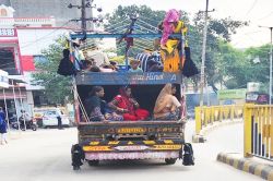 सड़क पर मौत का सफर : रामदेवरा से लौटते भक्त ओवरलोडेड पिकअप में कर रहे खतरनाक
यात्रा - image