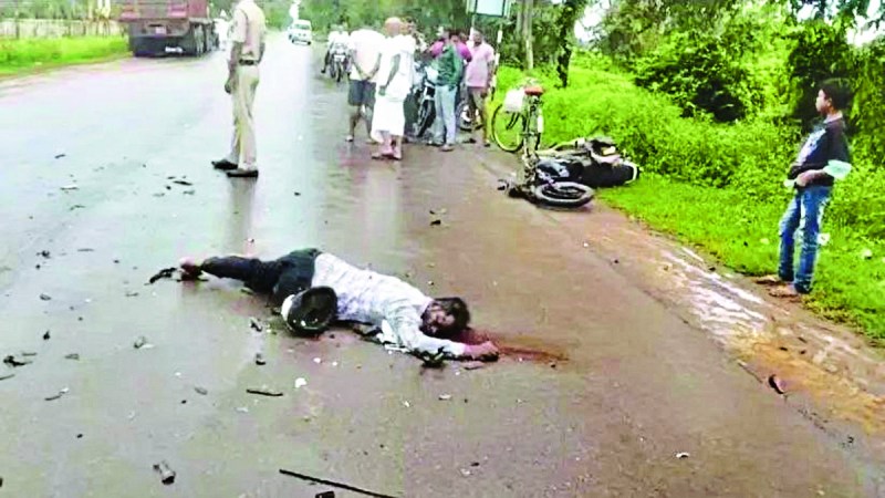 बालोद जिले में सड़क दुर्घटनाएं रुकने का नाम नहींं ले रही हैं। शुक्रवार की शाम करीब 5 बजे डौंडीलोहारा ब्लॉक के ग्राम अछोली के पास तेज रफ्तार ट्रक ने मोटर साइकिल को जोरदार टक्कर मार दी। इस घटना में बेटी व पिता की मौत हो गई, जिसमें 10 साल की मासूम बच्ची नैना नेताम व मोटरसाइकिल चालक पिता सुरेश नेताम उम्र 40 साल की मौत हो गई।