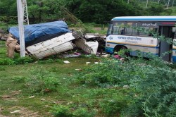 Road Accident: दर्दनाक हादसा, चालक को झपकी आई, मिनी ट्रक से जा भिड़ी बस, खाई में
गिरी गाड़ियां, 2 की मौत - image