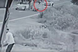 VIDEO: झुंझुनूं में भीषण सड़क हादसा, पिकअप से टकराई बाइक, उछलने पर टेम्पो ने
कुचला; मौत - image