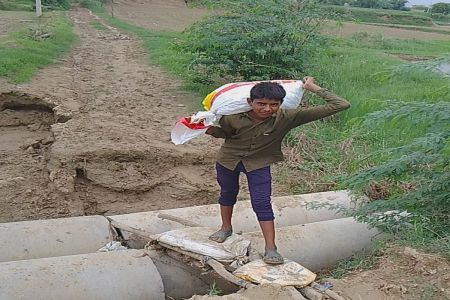 एक किलोमीटर की सड़क पर पैदल निकलना मुश्किल