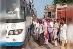 Rajasthan Roadways: वेतन नहीं मिलने से बौखलाया ड्राइवर, चौराहे पर रोडवेज बस के
लगाए ब्रेक, यात्रियों को छोड़कर चला गया - image