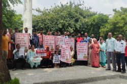 SI भर्ती रद्द के बाद चयनित अभ्यर्थियों के परिजनों का धरना, बोले- ‘सिंगल बैंच में
सरकार ने साथ दिया, डबल बैंच में भी दे’ - image