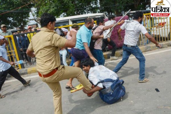 प्रदर्शन कर रहे छात्र को लात से मारती पटना पुलिस। फोटो- वायरल तस्वीर सोशल मीडिया