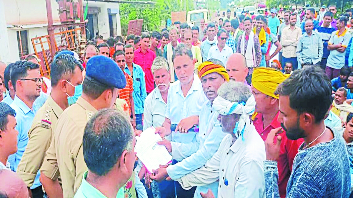 पक्की सड़क बनाने ग्रामीणों ने खैरबना से कांदुल तक तीन घंटे किया चक्काजाम