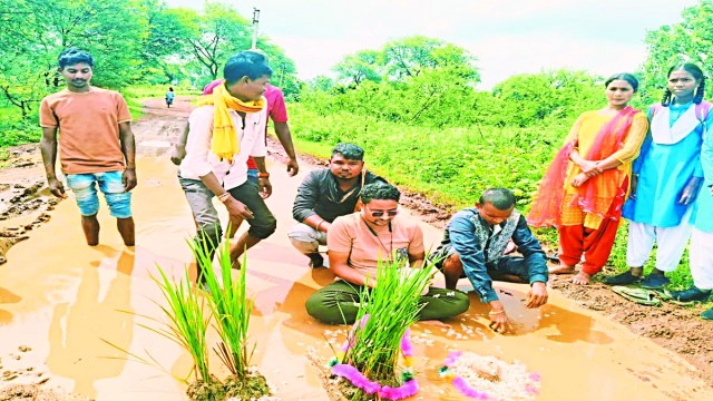 ग्रामीणों ने पूजा कर गड्ढों के जयकारे लगाए और इन गड्ढों में धान के पौधे रोपे गए।