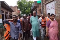 ‘गंगा मां को इनके पैर धुलकर इनको अपने साथ स्वर्ग ले जाना चाहिए’; योगी के मंत्री
के इस बयान पर यूजर्स का रिएक्शन - image