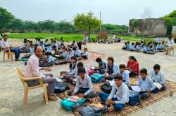 जर्जर विद्यालय भवन पर लगाया ताला, खुले में चल रही कक्षाएं - image