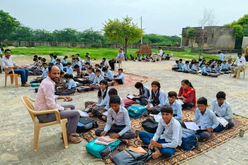 जर्जर विद्यालय भवन पर लगाया ताला, खुले में चल रही कक्षाएं