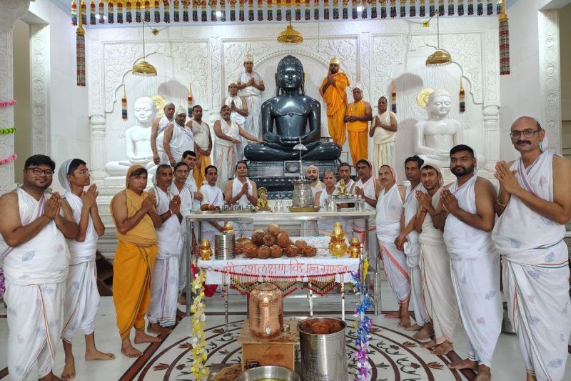 भक्ति संगीत का दिखा संगम, जिनालयों में हुई पूजा-अर्चना