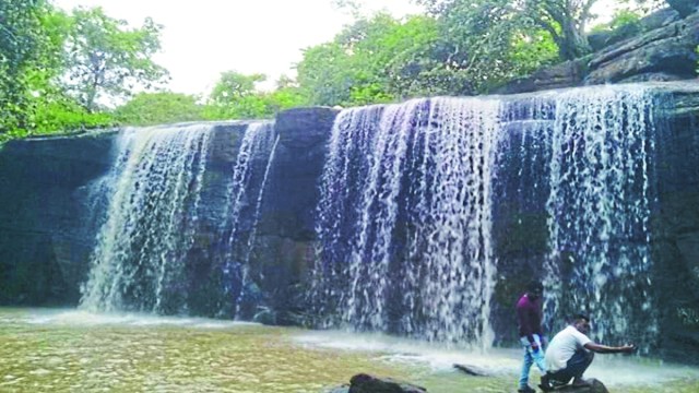  सियादेवी मंदिर मां सीता को समर्पित है। मंदिर में माता सीता का मंदिर घने जंगल बीेच आकर्षक 50 फीट ऊंचे झरने से गिरता पानी लोगों को आकर्षित करता है।