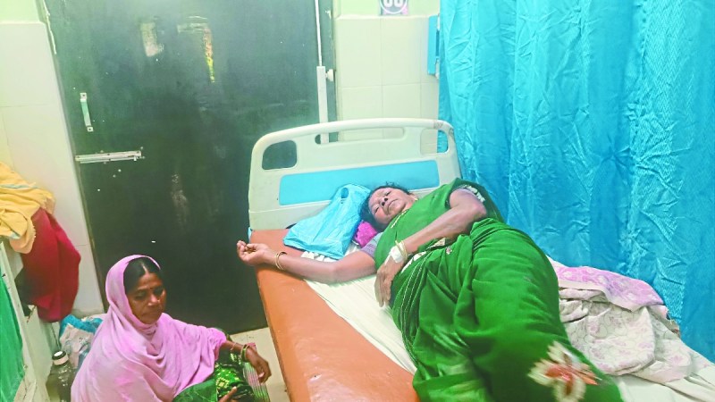 रसात के मौसम में सोने से पहले अपने बेड की साफ सफाई जरूर कर लें। कहीं आपके बेड में कोई सांप तो नहीं है। बीती रात ग्राम उरेटा के एक युवक को जहरीले करेत सांप ने कांट लिया।