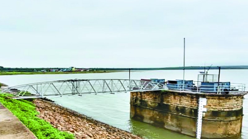 कम बारिश की वजह से जिले के अर्जुंदा क्षेत्र में धान सूखने की स्थिति में है। किसान नालों व डबरी से मोटरपंप लगाकर सिंचाई करने को मजबूर हो गए हैं। कई किसान ऐसे हैं, जो अपने निजी बोर से सिंचाई कर रहे हैं।