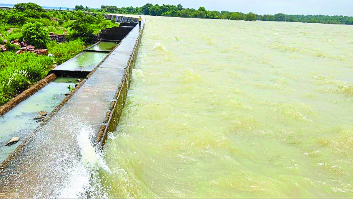 तांदुला जलाशय में कैचमेंट एरिया से तेजी से पानी आ रहा है। जलाशय में जलभराव की क्षमता 38.50 फीट है। अभी तक 37 फीट हो भराव हो चुका है। पर्यटक भी इस मनोहारी दृश्य को देखने पहुंच रहे हैं।