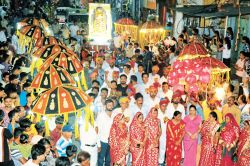 Bundi Teej Mahotsav-2025: शाही लवाजमे के साथ निकली तीज माता की सवारी, देखने के
लिए छतों पर चढ़े लोग - image