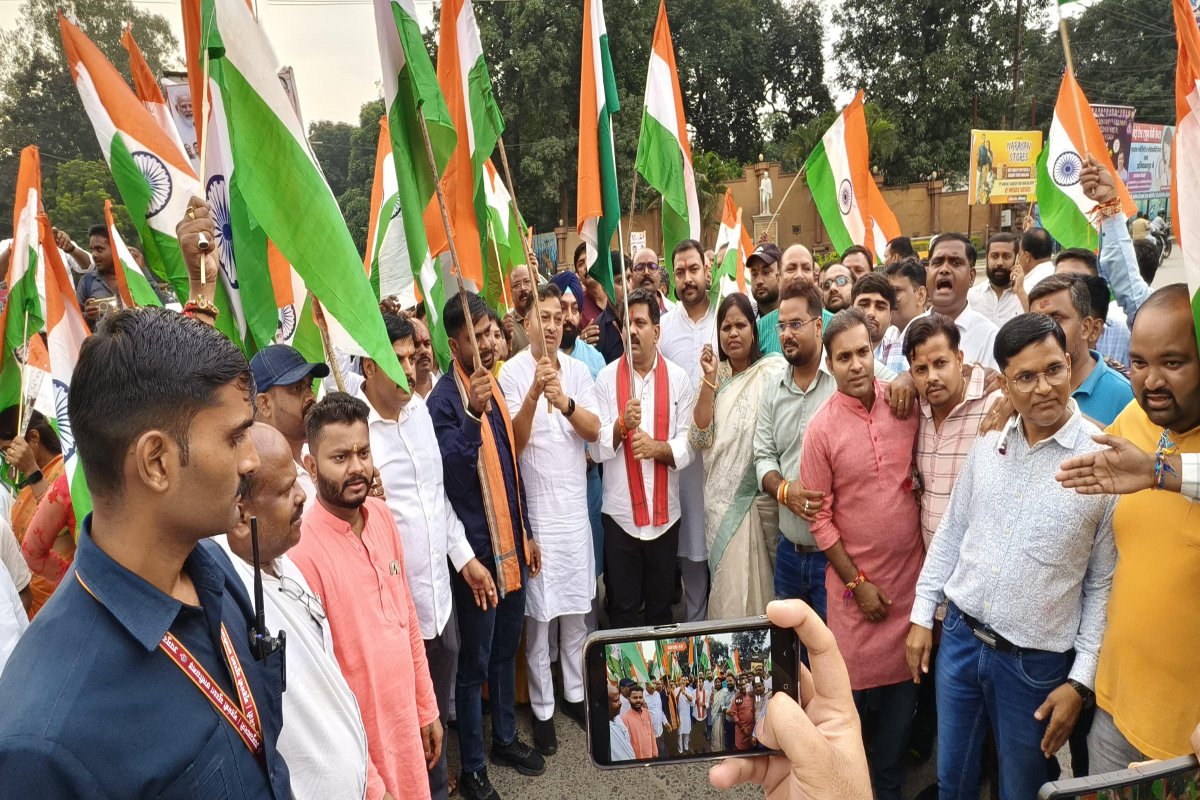 Tiranga Yatra: उपमुख्यमंत्री की मौजूदगी में शहर में निकली तिरंगा यात्रा, भारत
माता की जय के लगे नारे