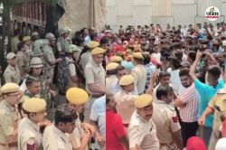 Rajasthan News: उदयपुर में 8 साल की मासूम से रेप, गुस्साए लोगों ने हाईवे किया
जाम; वाहनों में की तोड़फोड़ - image