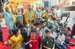 आजादी की पूर्व संध्या पर बच्चों को बांटे तिरंगे, विधायक गोपाल शर्मा बोले: देश
बदल रहा है, लोग एक साथ जश्न मना रहे हैं - image